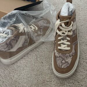 Snake leather beige sneakers